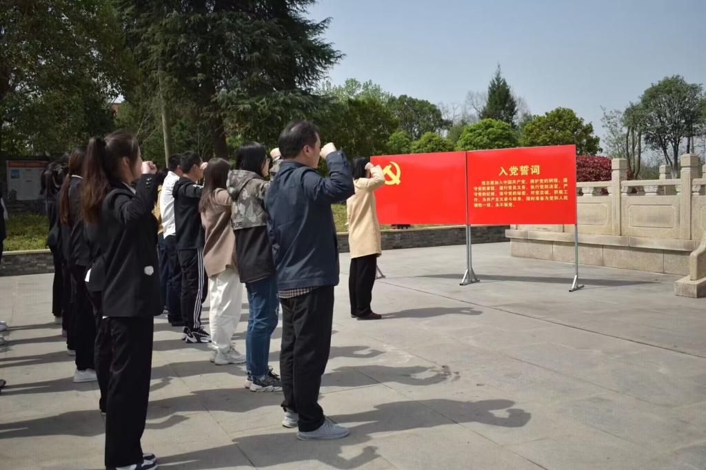 铭记革命先烈，传承革命精神——bw必威西汉姆联官方网站党总支组织开展清明节祭扫革命烈士陵园活动